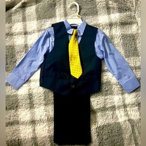 Selling this new without tags cute boys formal suit set size 2T